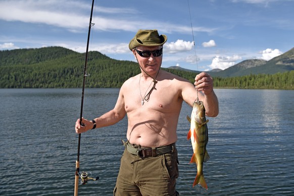epa06125582 An undated picture shows Russian President Vladimir Putin fishing in a mountain lake during his 01 to 03 August 2017 vacation in the Tyva Republic, southern Siberia, Russia (issued 05 Augu ...