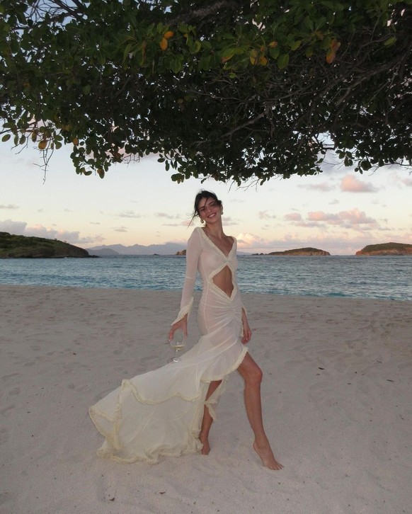 Kendall, de la dentelle et des pieds nus.