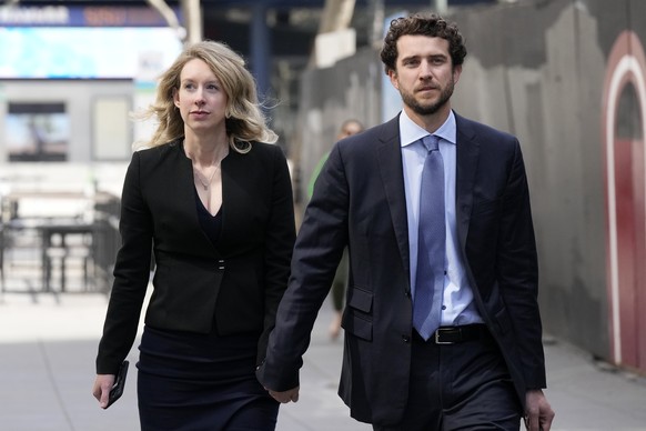 Elizabeth Holmes et son compagnon Billy Evans, le 17 mars 2023.