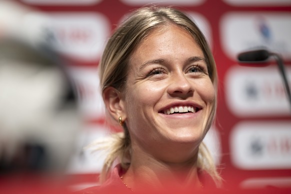Switzerland&#039;s Nadine Riesen laughs during a press conference of the Swiss women&#039;s national soccer team in Thun, Switzerland, Tuesday, July 15, 2025. (KEYSTONE/Anthony Anex)