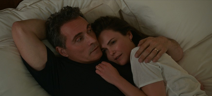 The Diplomat. (L to R) Rufus Sewell as Hal Wyler, Keri Russell as Kate Wyler in episode 102 of The Diplomat. Cr. Courtesy of Netflix © 2023