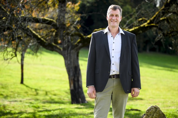 Thomas Stettler, candidat du Jura pour le Conseil des Etats, UDC, pose a cote du stamm de l&#039;UDC du Jura lors des elections federales du Conseil national et du Conseil des Etats le dimanche 22 oct ...