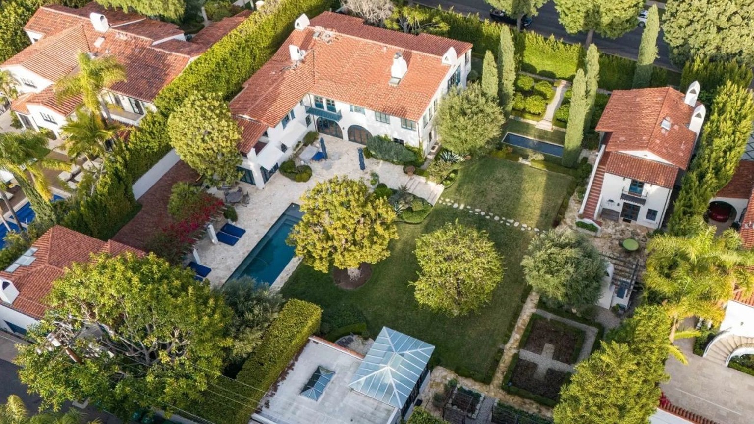 La nouvelle propriété de style espagnol de Selena Gomez et Benny Blanco à Beverly Hills, d'une valeur de 35 millions de dollars.