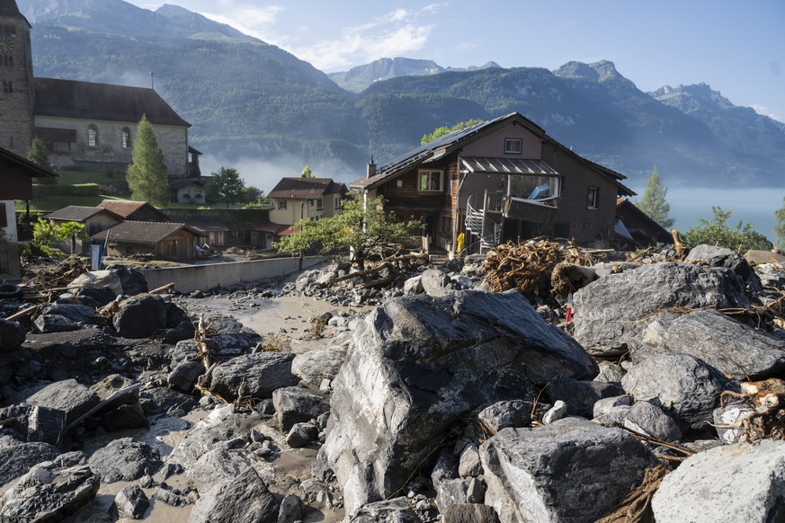 Eine Geroelllawine ueberdeckt einen Dorfteil im Bereich der Kirche, am Dienstag, 13. August 2024 in Brienz. Am Vorabend haben heftige Gewitter einen Murgang ausgeloest und Gebaeude, parkierte Fahrzeug ...
