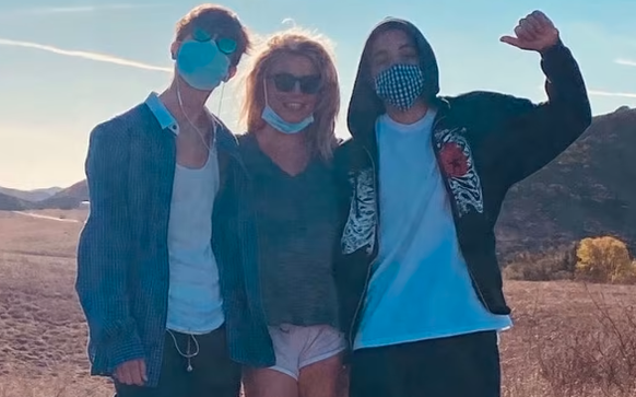 Britney et ses deux garçons, en mars 2021.