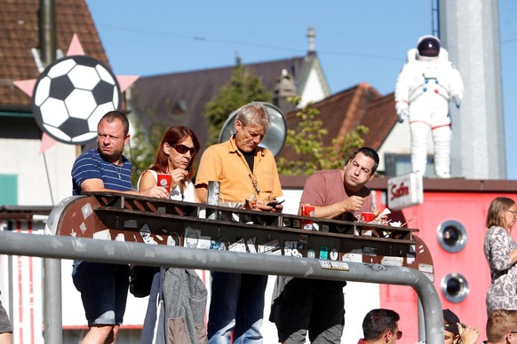 Fans geniessen Wurst und Brot und Bier beim Fussballspiel, dass ist auch bei diesem Cupmatch auf der Schuetzenwiese nicht anders, aufgenommen am Samstag, 13. August 2016, beim Fussball Schweizer Cupsp ...