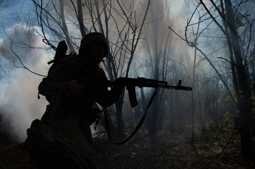 16 mai 2024, Oblast de Donetsk, Ukraine: Soldats ukrainiens de la 22e brigade lors d&#039;un entraînement aux missions d&#039;infanterie, au nettoyage des tranchées et aux premiers soins médicaux d&#0 ...