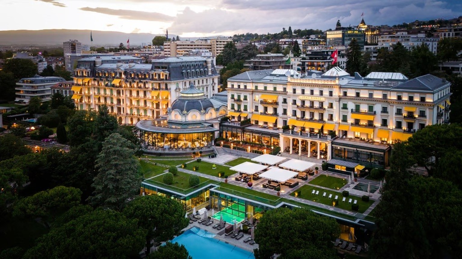 Le Beau-Rivage Palace, à Lausanne, remporte la distinction du meilleur hôtel de Suisse dans la catégorie loisirs.