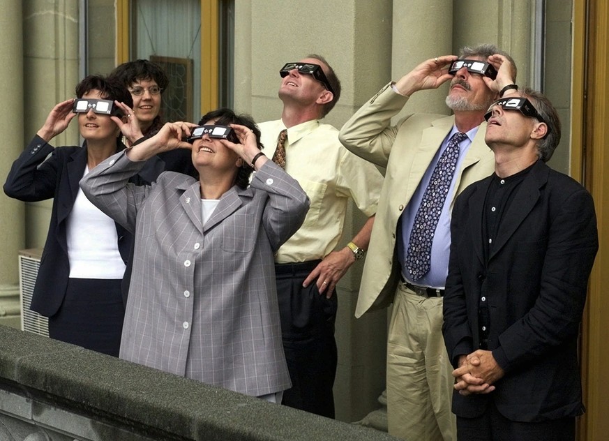 Members of Swiss Government with Federal President Ruth Dreifuss, center, following the eclipse in a balcone on the house of parliament in Berne, August 11, 1999. (KEYSTONE/Reuters Pool/Ruben Sprich)