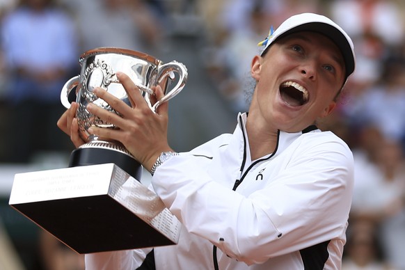 Poland&#039;s Iga Swiatek celebrates winning the women&#039;s final match of the French Open tennis tournament against Karolina Muchova of the Czech Republic in three sets, 6-2, 5-7, 6-4, at the Rolan ...