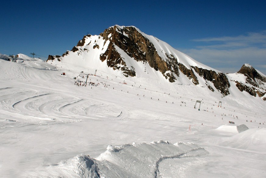 Vue panoramique sur les remontées mécaniques, à Crans-Montana.