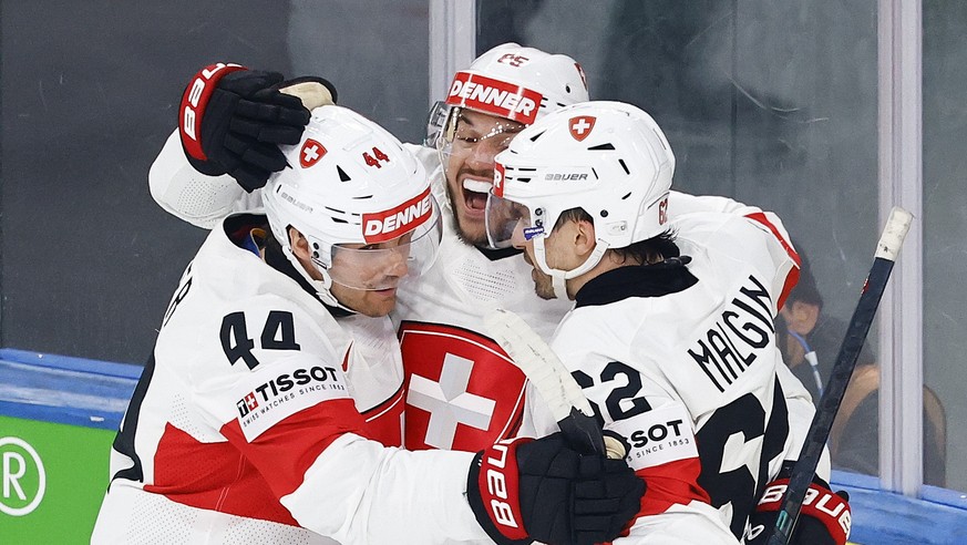 Le lien entre Denis Malgin (à droite) et Sven Andrighetto (au fond) a permis à la Suisse de battre les Etats-Unis vendredi en ouverture du Mondial 2026.