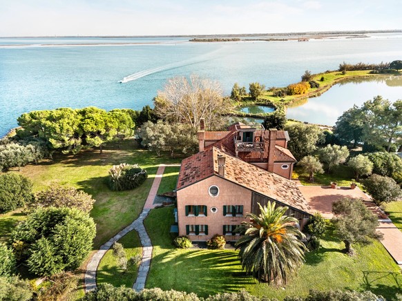 L'île vénitienne et la villa de l'héritier de l'empire Swarkovski sont à vendre pour 24 millions d'euros.
