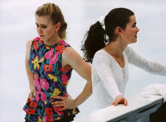 Keines Blickes wuerdigen sich die beiden amerikanischen Eiskunstlaeuferinnen Tonya Harding (l) und Nancy Kerrigan waehrend des Trainings am 17. Februar 1994 in der Eishalle von Hamar. 1994 hatte eine  ...