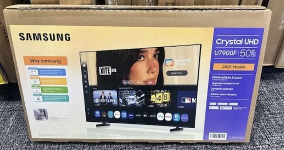 Dua Lipa porte plainte contre Samsung pour des emballages de TV