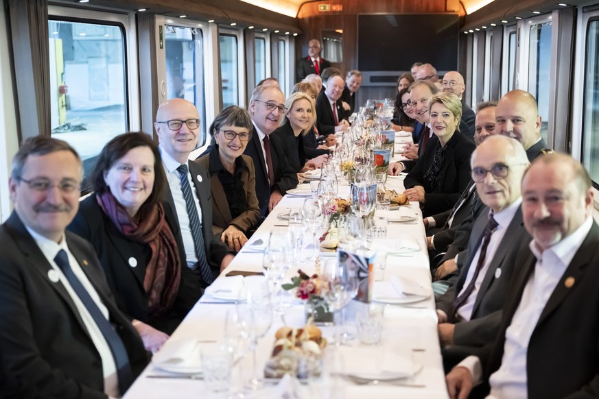 Le president de la confederation nouvellement elu Guy Parmelin, au centre gauche, son epouse Caroline, le chancelier de la Confederation Viktor Rossi, la Presidente de la Confederation Karin Keller-Su ...