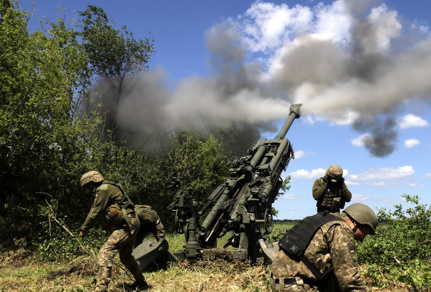 epa09999054 Ukrainian servicemen fire a M777 howitzer at a frontline in the Donetsk area, Ukraine, 06 June 2022 amid heavy battles in the region. On 24 February, Russian troops had entered Ukraine cau ...