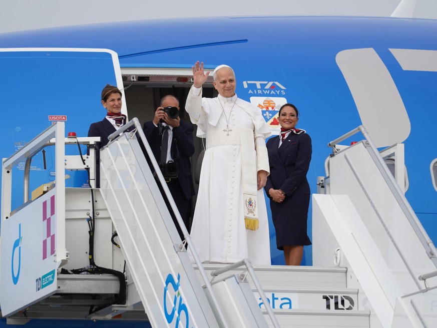 Léon XIV à son départ de l'aéroport Fiumicino de Rome avant son départ pour l'Algérie où il vient d'arriver.