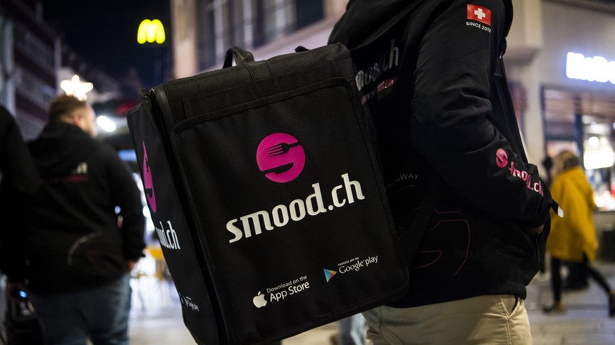 Des salaries de Smood avec le soutien du syndicat Unia manifestent lors d'une action le jeudi 11 novembre 2021 a Lausanne. Des greves de salaries se multiplient au sein de l'entreprise helve ...