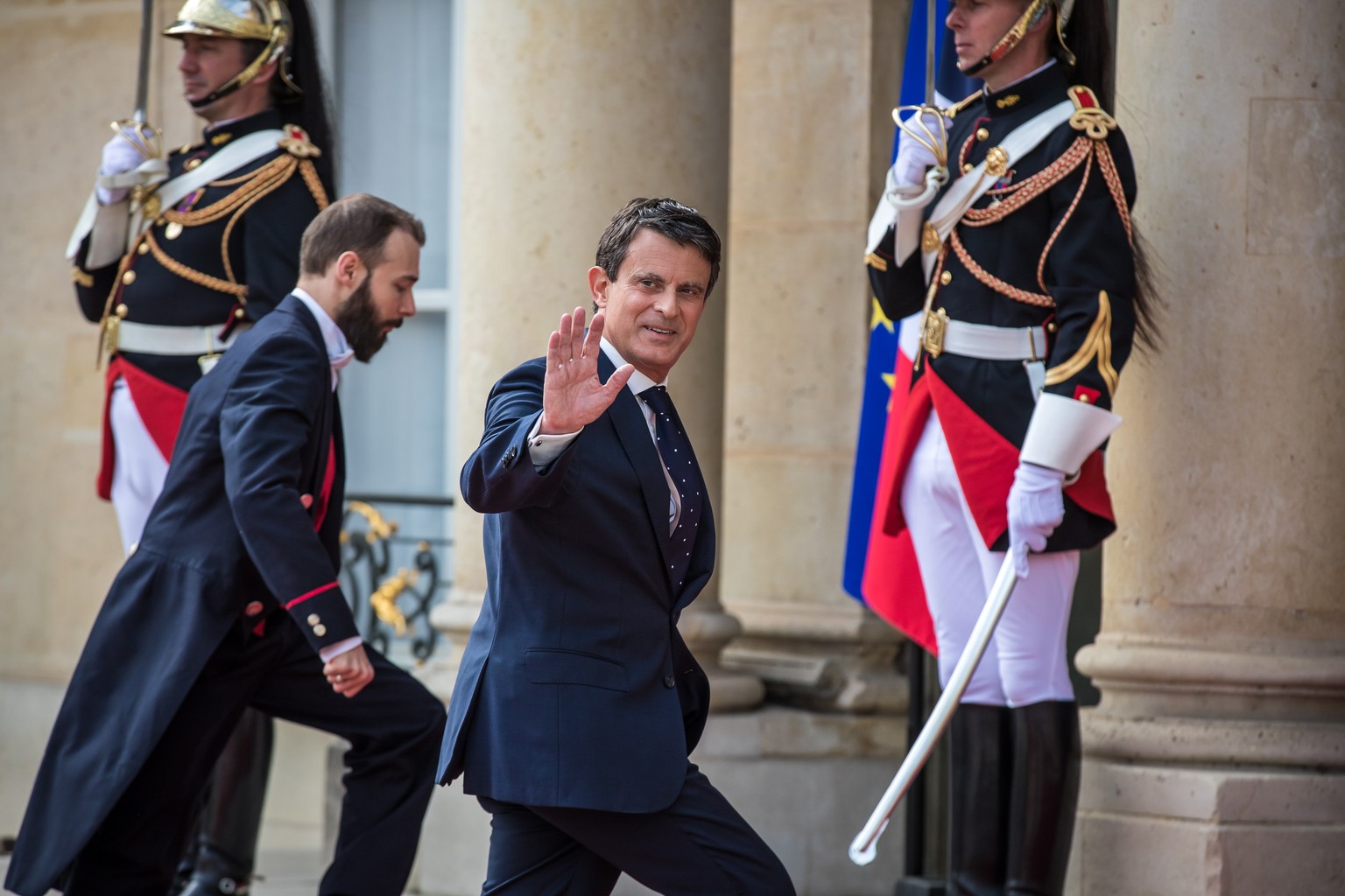 epa09931318 French former prime minister Manuel Valls arrives at the Elysee Palace prior to the inauguration ceremony at the Elysee Palace in Paris, France, 07 May 2022. Macron was sworn-in for a seco ...