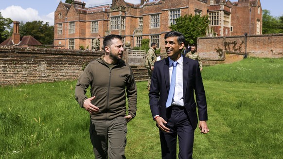 epa10629309 A handout photo made available by the British Prime Minister&#039;s Office No.10 Downing Street shows Britain&#039;s Prime Minister Rishi Sunak (R) with Ukrainian President Volodymyr Zelen ...