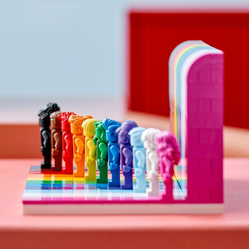 Les figurines Lego se parent des couleurs de l'arc-en-ciel.