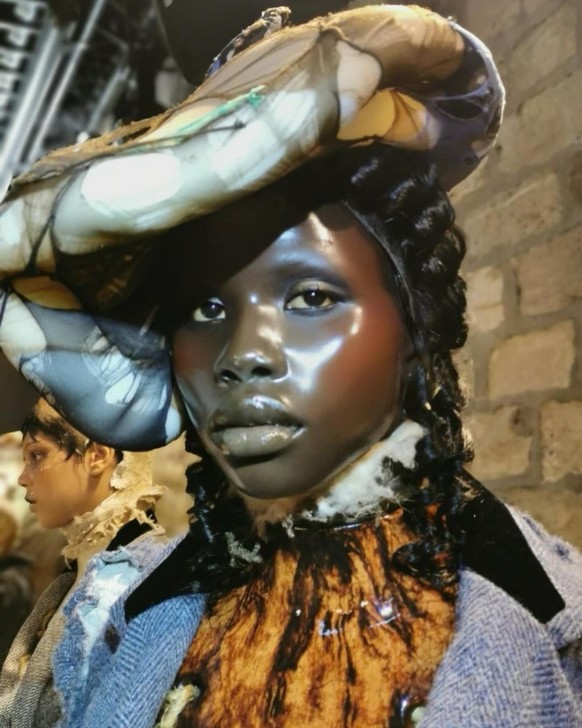 Les mannequins au teint de porcelaine du défilé Maison Margiela lors de la Fashion Week de Paris, en janvier 2024.