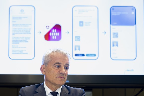 Le conseiller federal Beat Jans parle lors d&#039;une conference de presse portant sur un projet pilote de permis d&#039;eleve conducteur numerique e-ID dans le canton de Neuchatel ce lundi, 8 septemb ...