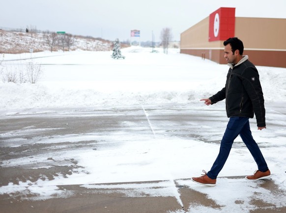 SIOUX CITY, IOWA - JANUARY 08: Republican presidential candidate businessman Vivek Ramaswamy walks to speak to the media during a campaign stop at the Hampton Inn &amp; Suites Sioux City South on Janu ...