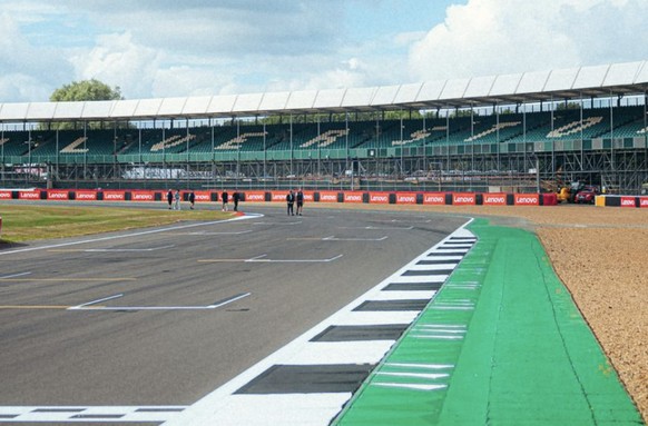 Les premiers manifestants pénètrent sur le circuit.