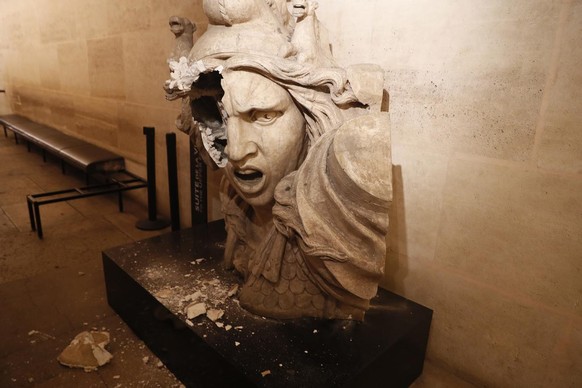 Une sculpture à l’intérieur de l'Arc avait été vandalisée.