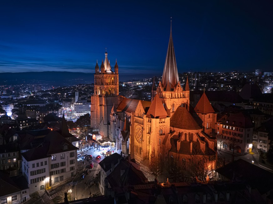 A l&#039;occasion de ses 750 ans, la cathédrale de Lausanne se pare d&#039;un nouvel éclairage extérieur qui propose des ambiances lumineuses évolutives, avant une extinction au coeur de la nuit.