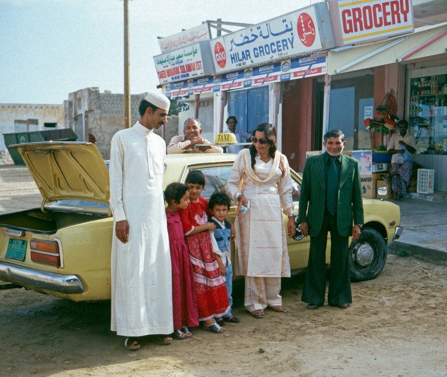 Schardscha Vereinigte Arabische Emirate Eine arabische Familie in Schardscha, Vereinigte Arabische Emirate 1970er Jahre. A Arabic family in Sharjah, United Arab Emirates 1970s., Schardscha Schardscha  ...