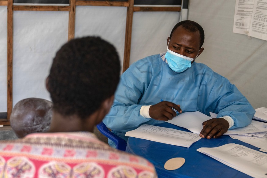 epa11555381 A medical staff attends a child suffering from mpox at the Munigi Health Centre in Munigi, Democratic Republic of the Congo, 19 August 2024. The World Health Organization (WHO) declared a  ...