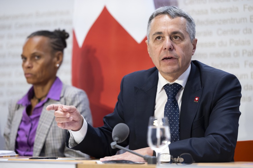 Bundesrat Ignazio Cassis spricht neben Patrizia Danzi, Direktorin der Direktion fuer Entwicklung und Zusammenarbeit (DEZA), waehrend einer Medienkonferenz, am Mittwoch, 4. September 2024, in Bern. (KE ...