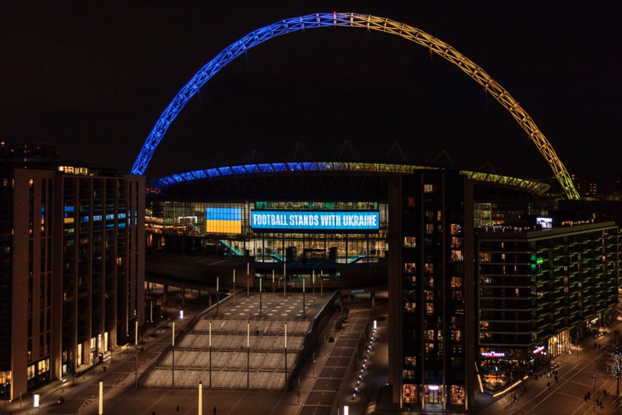 L'arche de Wembley aux couleurs de l'Ukraine.