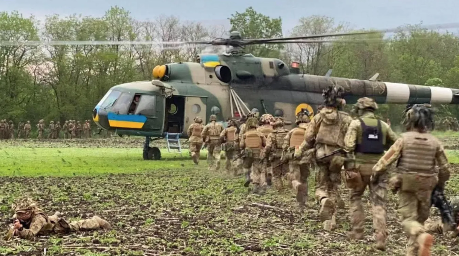 Soldaten der 82sten Brigade auf dem Weg zu einem Hubschrauber. Die Einheit soll bereits im Süden der Ukraine kämpfen.