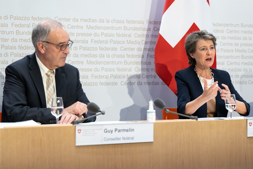 Bundesraetin Simonetta Sommaruga, rechts, und Bundesrat Guy Parmelin aeussern sich an einer Medienkonferenz ueber Gasreserve 2022 / 2023 und Vorbereitungsmassnahmen f�r eine Gasmangellage, am Mittwoch ...