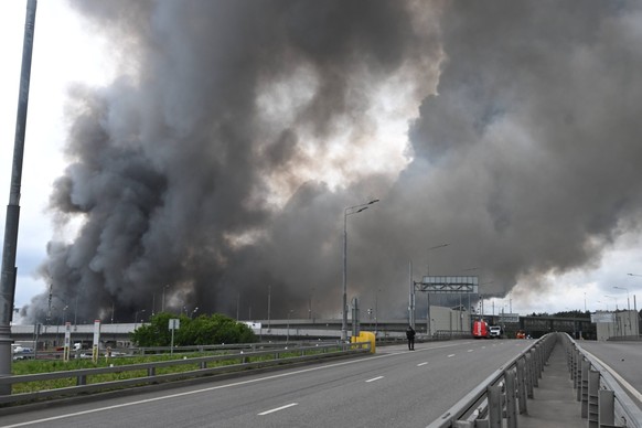 Oil refinery in Moscow hit by large-scale Ukrainian drone attack, mayor says MOSCOW, RUSSIA - JUNE 18: Black smoke billows from the area of Gazprom Nefts Moscow oil refinery, located on the southeaste ...