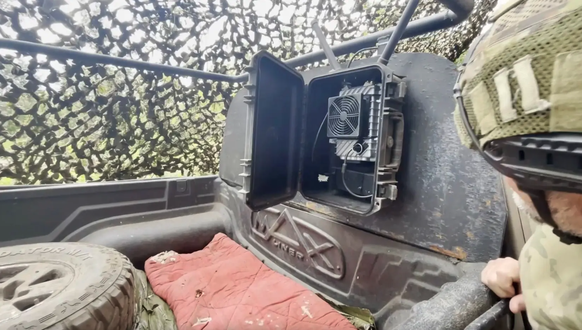 Un brouilleur sur une ambulance improvisée. Les appareils sont une bonne protection contre les drones russes.