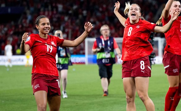 Iman Beney Schweiz, 19, Nadine Riesen Schweiz, 08, Noelle Maritz Schweiz, 05, Lia Waelti Schweiz, 13 jubeln ueber das 1:1 Unentschieden und Einzug in das Viertelfinale, SUI, Schweiz vs Finnland, Fussb ...