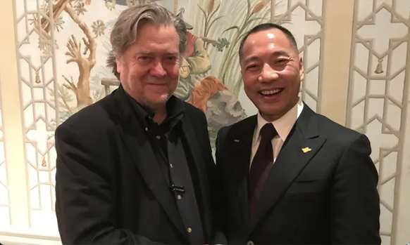 Guo Wengui et Steve Bannon, l'ex-conseiller et fidèle soutien de Trump, nouent depuis des années une fructueuse complicité.