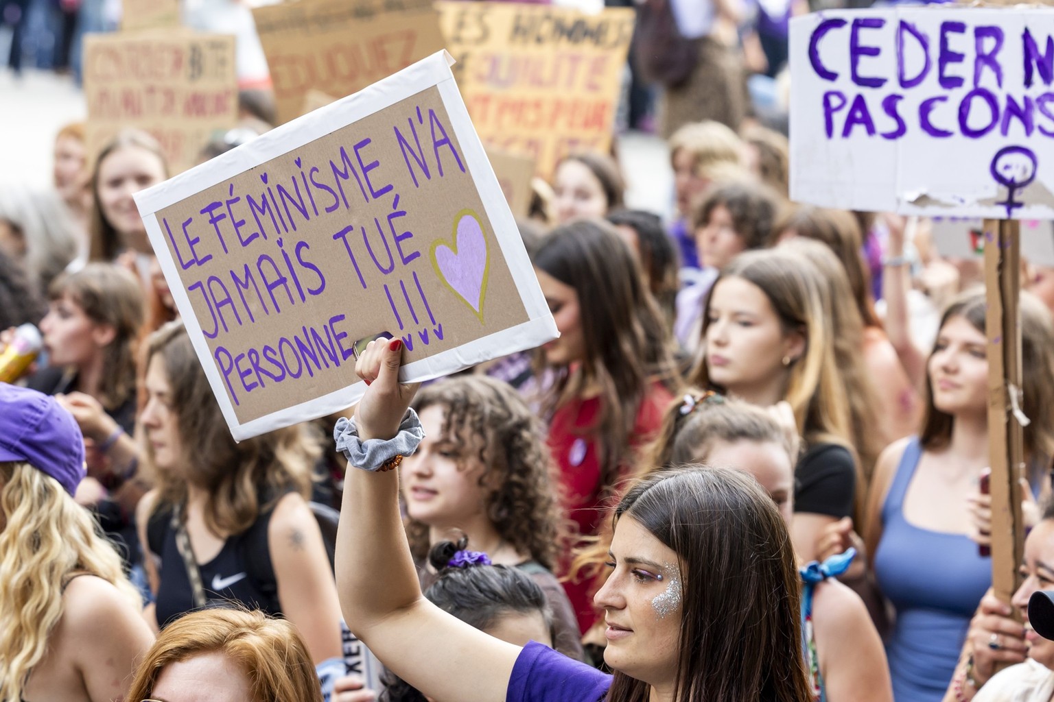Des femmes défilent dans les rues de la ville a l&#039;occasion de la grève féministe, ce vendredi 14 juin 2024 a Genève. (KEYSTONE/Salvatore Di Nolfi)