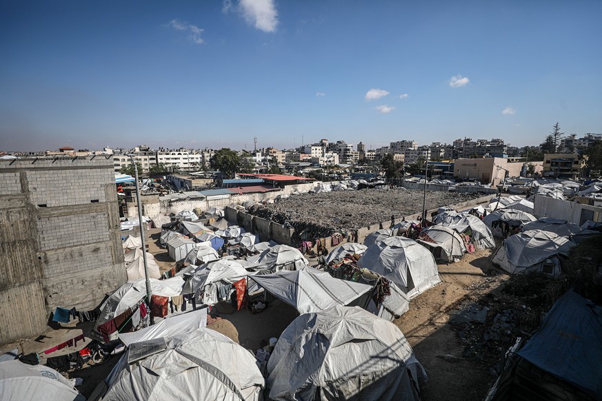 epa12075415 Tents of internally displaced Palestinians set up in a garbage dump next to Al Yarmouk stadium in central Gaza City, the Gaza Strip, 05 May 2025. According to the UN, at least 1.9 million  ...