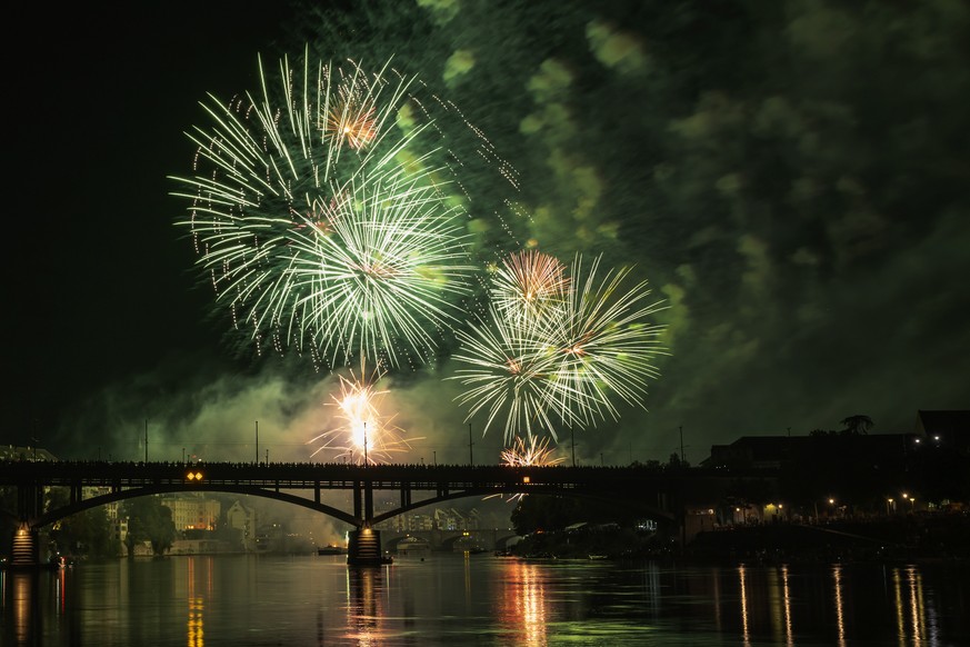 epa10100900 Fireworks light up the river Rhine on the eve of Switzerland&#039;s National Day in Basel, Switzerland, on 31 July 2022. EPA/GEORGIOS KEFALAS