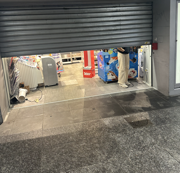 L'un des kiosques de la gare de Lausanne, situé sous les voies de chemin de fer, remonte enfin son store.