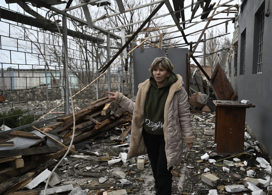 Svitlana Rudokvas, 51 ans, montre un restaurant détruit à Novopavlivka le 25 janvier 2025.