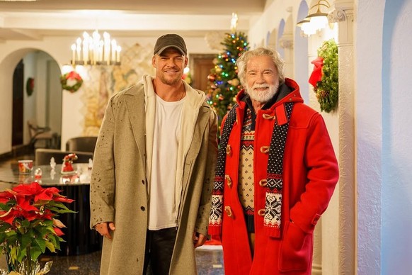 Arnold Schwarzenegger joue le Père Noël dans le film The Man with the Magic Bag