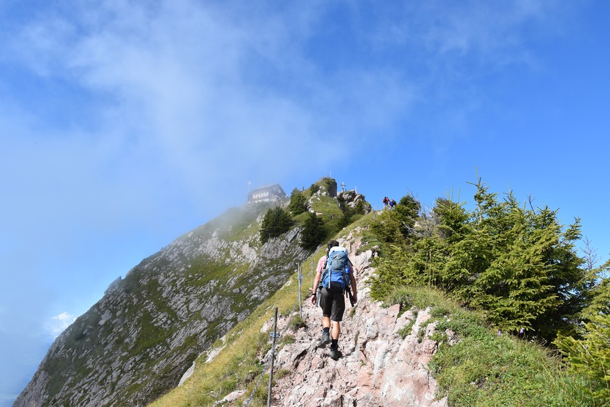 Ein Wanderer beim Aufstieg auf den Grossen Mythen, am Samstag, 11. September 2021, bei Brunni SZ. (KEYSTONE/Simon Meier)
