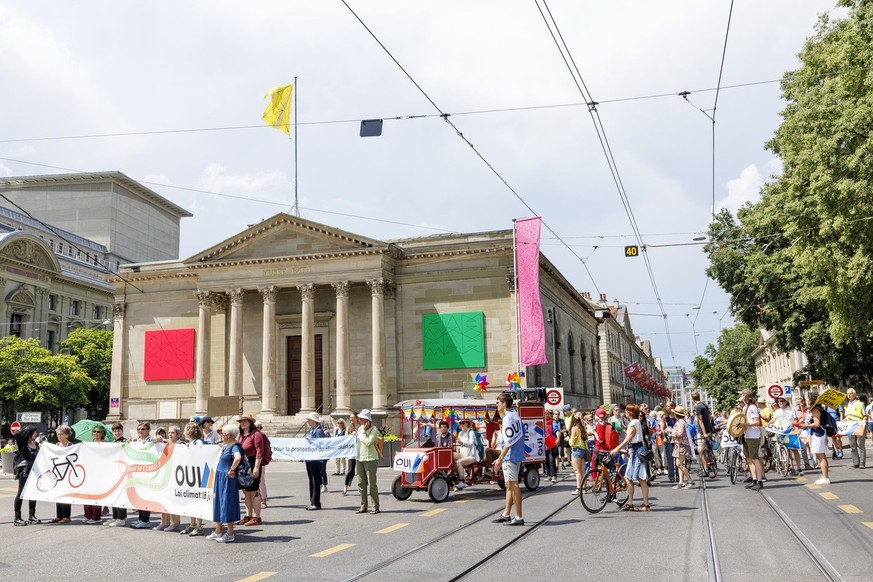 Des personnes defilent contre le rechauffement climatique dans les rue de Geneve lors de la manifestation &quot;Le Grand Geneve pour le Climat!&quot;, ce samedi 3 juin 2023 a Geneve. (KEYSTONE/Salvato ...
